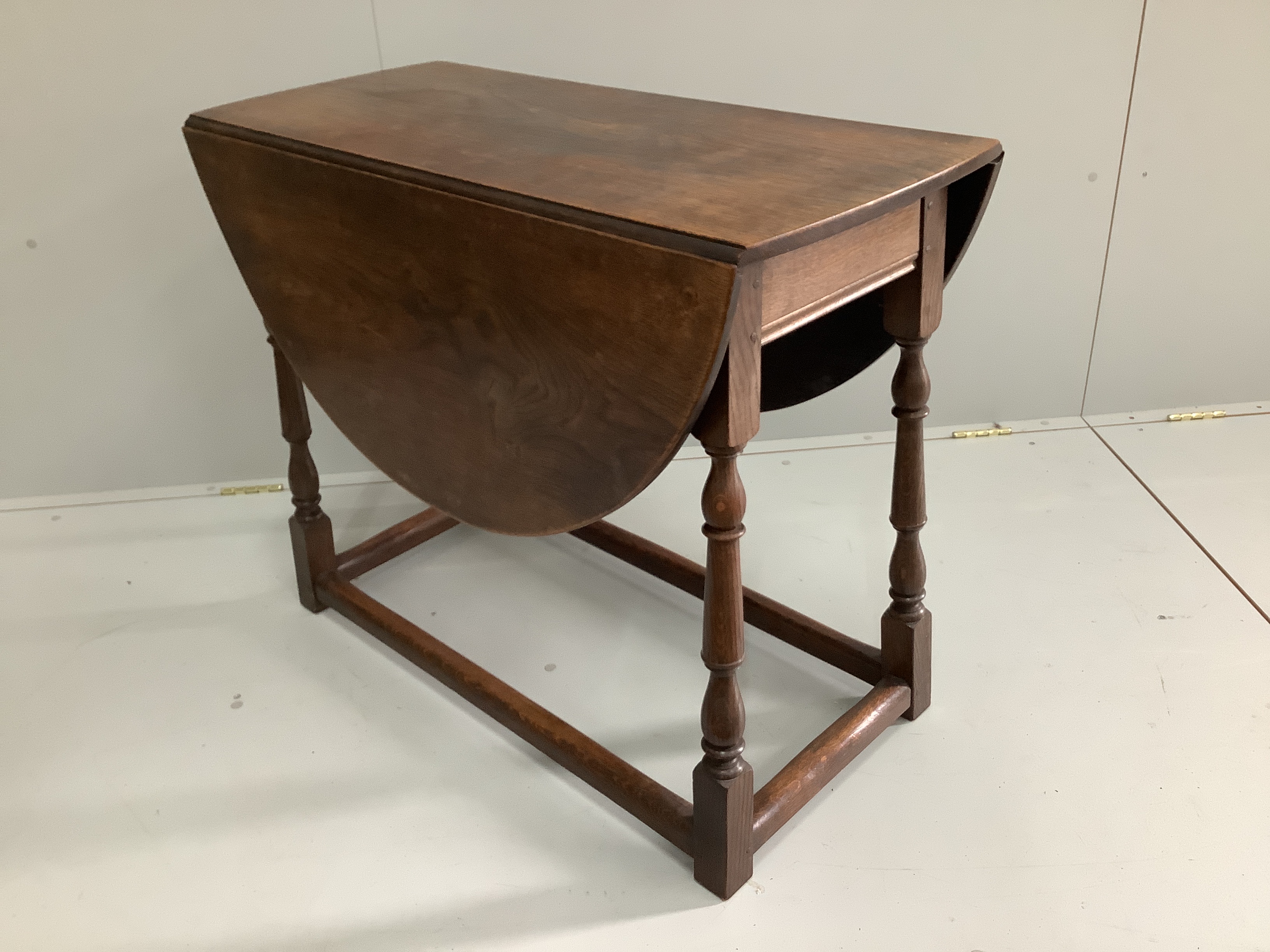 An 18th century style oval oak gateleg table, width 119cm, depth 82cm, height 74cm